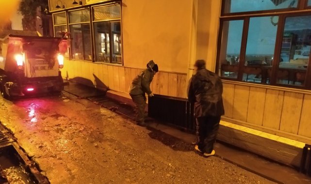 Ayvalık Belediyesi ekipleri her koşulda her an sahada