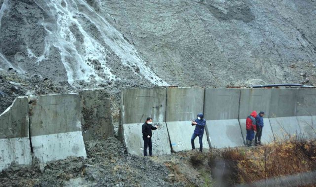 Ayvalık'ta demir tesisinin atık deposu patladı