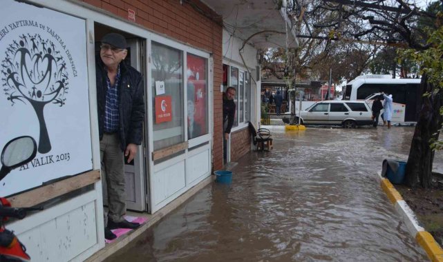 Ayvalık'ta kuvvetli yağış ve fırtına su baskınlarına sebep oldu