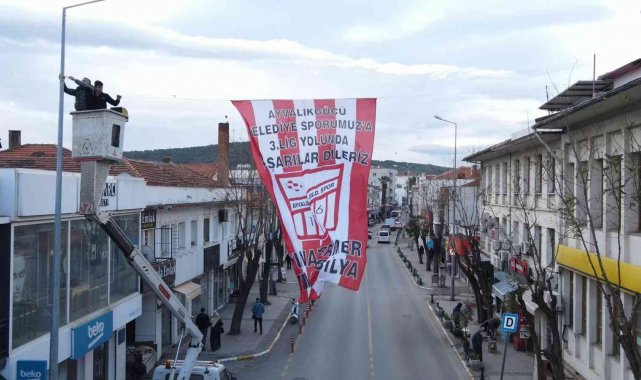 Ayvalık'ta liderlik hedefi ilçeyi bayraklarla donattırdı