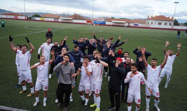 Ayvalıkgücü Belediyespor&#039;a liderlik çok yakıştı