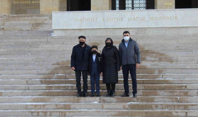 Azerbaycan Vatan Muharebesi'nde şehit olan üsteğmenin ailesinden Anıtkabir'e ziyaret