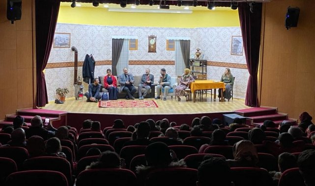 Aziziye Belediyesi&#039;nden tiyatro ziyafeti