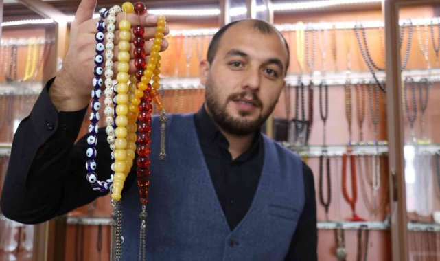 Babadan miras kalan tespih koleksiyonuna gözü gibi bakıyor