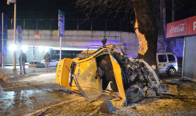 Babasının ticari taksisi ile ağaca çarpan genç hayatını kaybetti