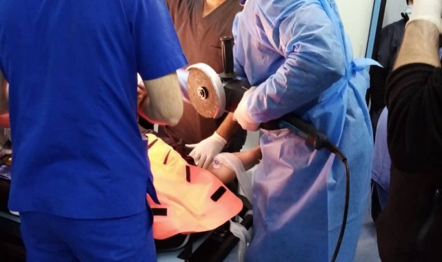 Bacağına demir çubuk saplandı, ameliyatla kesilerek alındı