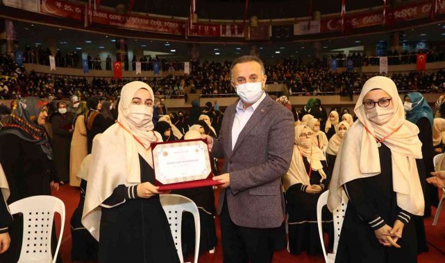 Bağcılar'da 111 kız hafızlık taçlarını giydiler