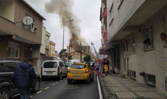 Bağcılar'da apartmanın 3'üncü katında patlama yaşandı