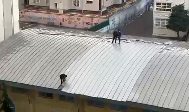 Bağcılar'da yürekleri ağza getiren çatı tadilatı