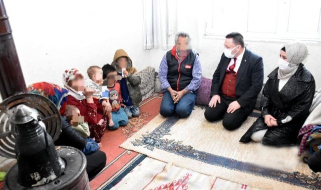 Bağlar Belediye Başkanı Beyoğlu&#039;ndan tek gözlü evde yaşayan aileye destek