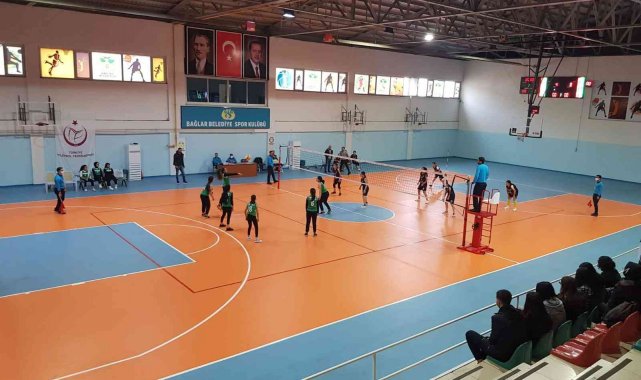 Bağlar Belediyesi&#039;nden liseli voleybolculara tesis jesti