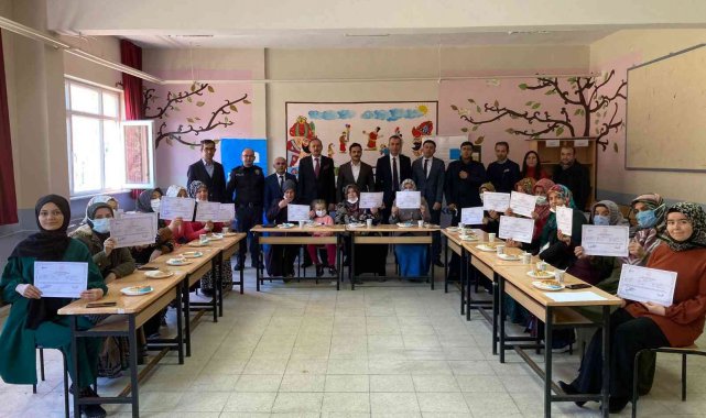 Bahçe Bakım Kursunu tamamlayan kadın kursiyerlere sertifikaları verildi