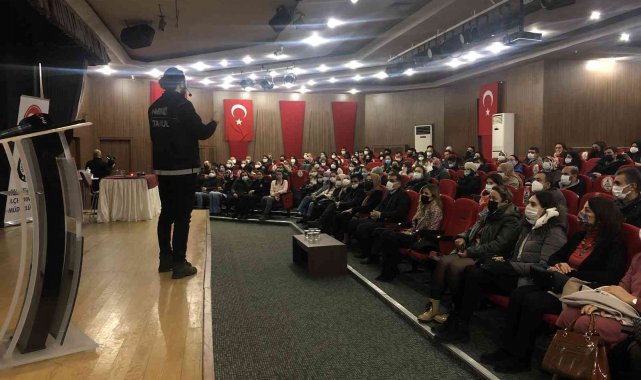 Bahçelievler&#039;de &quot;En İyi Narkotik Polisi Anne&quot; projesi kapsamında ebeveynlere eğitim verildi