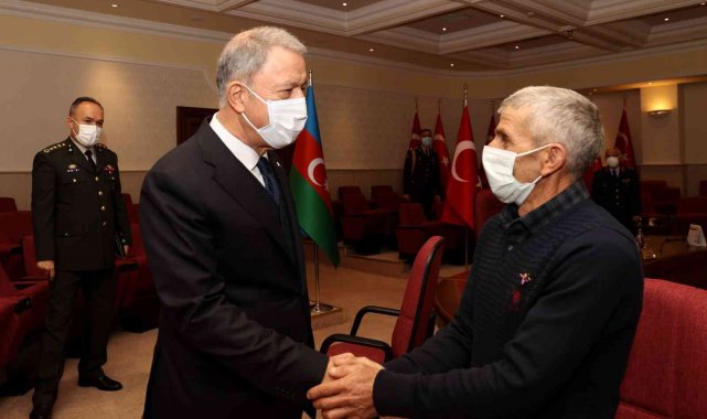 Bakan Akar, 'topraklarını kurtarma' sözünü tutan Azerbaycanlı şehit subayın ailesi ile bir araya geldi