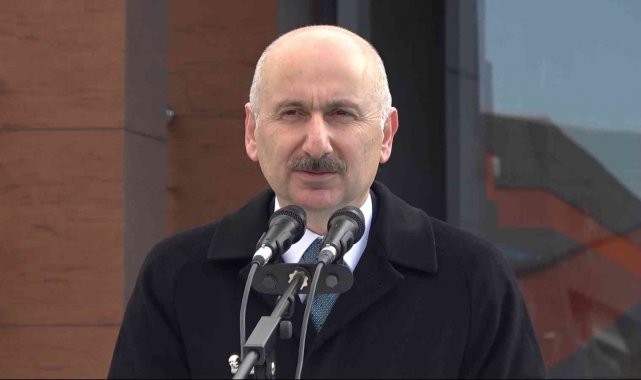 Bakan Karaismailoğlu'ndan vatandaşlara 'kar ve tipi' uyarısı: "Elzem bir durum yoksa seyahatte ısrarcı olmayın"