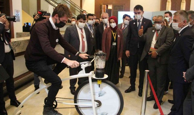 Bakan Kurum, çevreci bisikletle üretilen milkshakenin tadına baktı