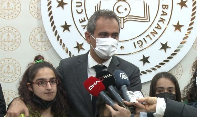 Bakan Özer'den resim yarışmasında dereceye giren öğrenciyle esprili diyalog