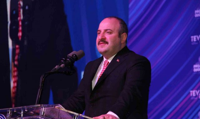 Bakan Varank: &quot;İhracatımız Cumhuriyet tarihinde ilk kez yıllık bazda 220 milyar dolara ulaştı&quot;