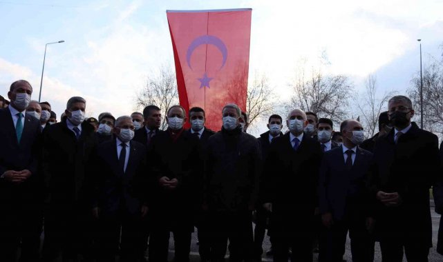 Bakanlar Akar ve Karaismailoğlu, Şehit Komandolar Durağını ziyaret etti