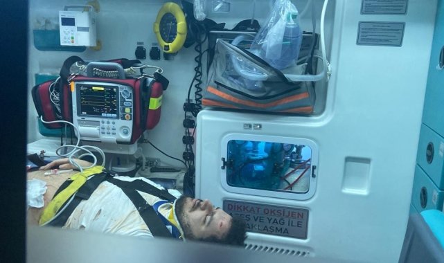 Bakırköy&#039;de virajı alamayan otomobil yön tabelası direğine uçtu: 1 yaralı