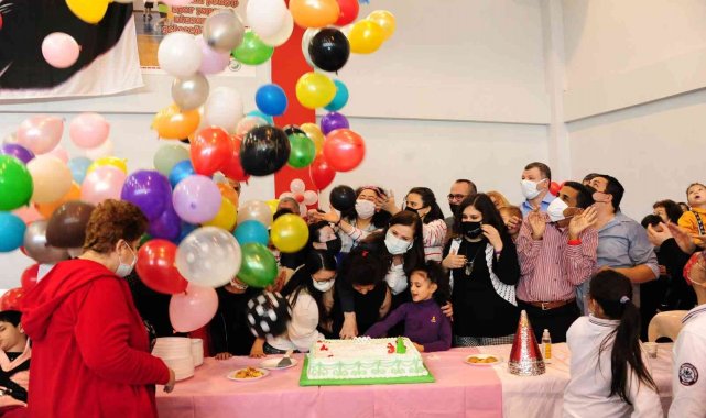 Balçova'daki yeni yıl partisinde engelli gençler doyasıya eğlendi