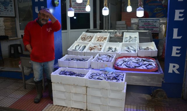 Balıkçılar denize açılamayınca tezgahlar boş kaldı, fiyatlar yükseldi