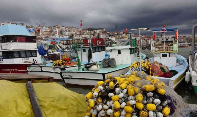 Balıkçılar denize açılamayınca tezgahlar boş kaldı