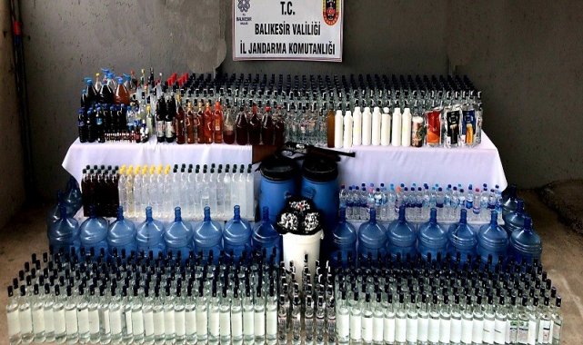 Balıkesir&#039;de 21 şahsa kaçak içki operasyonu