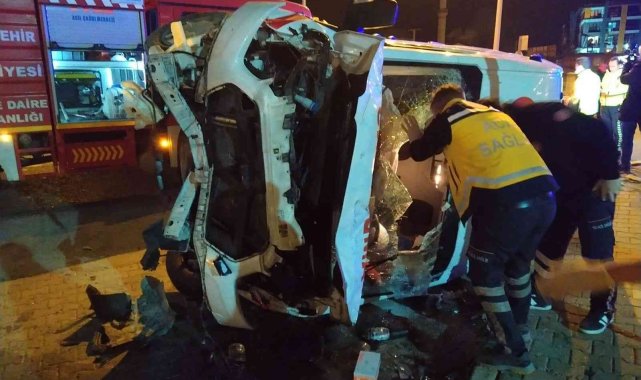 Balıkesir'de ambulansın da karıştığı zincirleme kaza: 3'ü sağlık görevlisi 4 yaralı