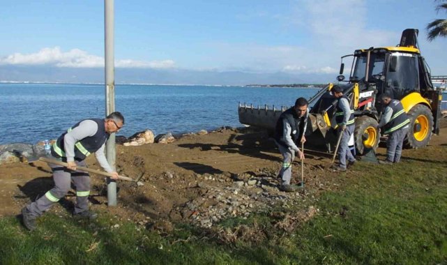 Balıkesir'de fırtınanın izleri silinmeye çalışılıyor