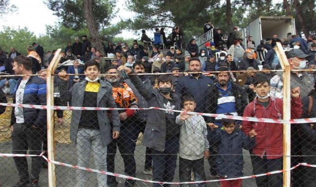 Balıkesir'de sezonun ilk deve güreşi yapıldı