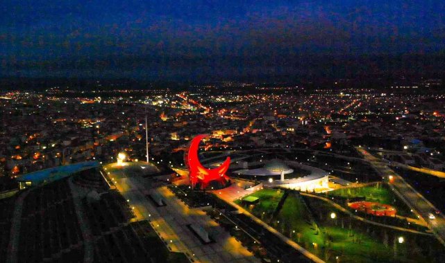 Balıkesır&#039;in hilali gece görüntülendi