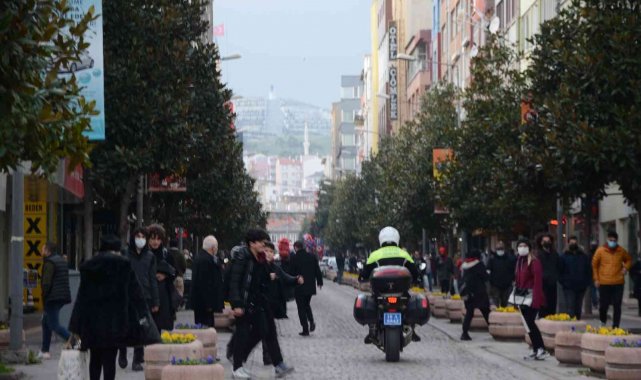 Balıkesır'ın simgesi milli kuvvetler caddesi yılbaşı nedeniyle trafiğe kapandı