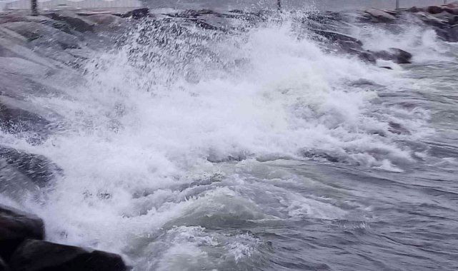 Bandırma'da fırtına deniz ve hava ulaşımını olumsuz etkiledi