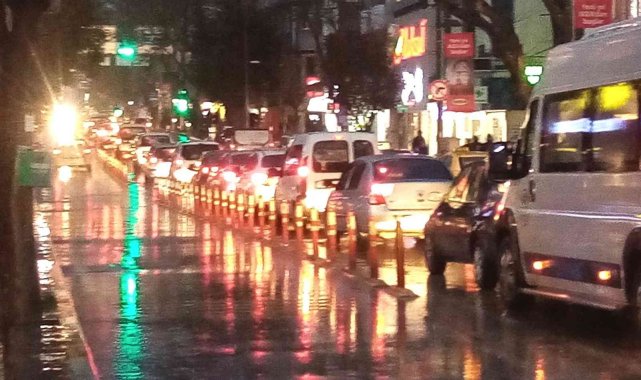 Bandırma'da on beş dakikalık kuvvetli yağış hayatı felç etti