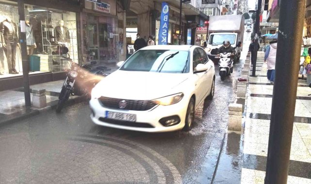 Bandırma&#039;da sağanak yağış etkili oldu