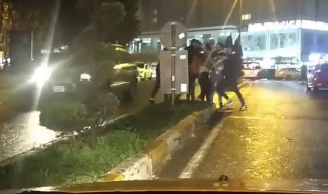 Bar çıkışında bıçaklı kavga kamerada