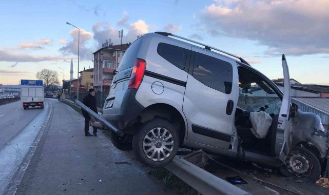 Bariyerlere çarpan hafif ticari araç duvarda asılı kaldı