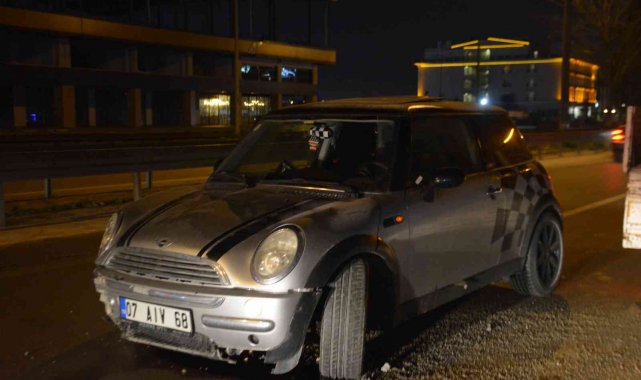 Bariyerlere çarpan otomobil ters yönde durabildi