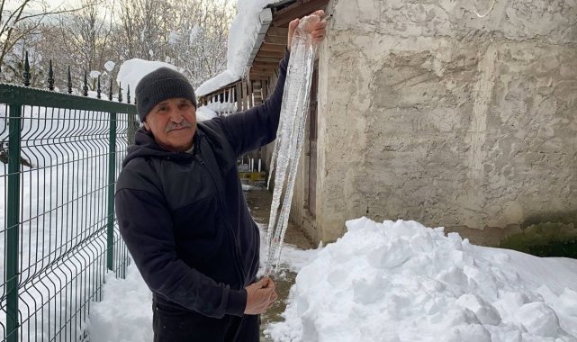 Bartın'da bir metrelik buz sarkıtları oluştu