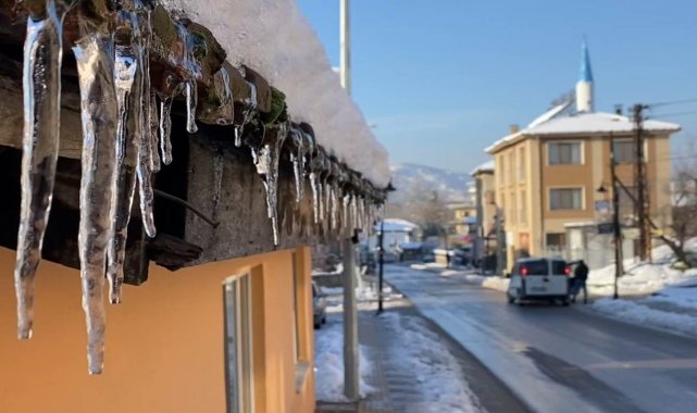 Bartın&#039;da soğuk hava buz sarkıtları oluşturdu