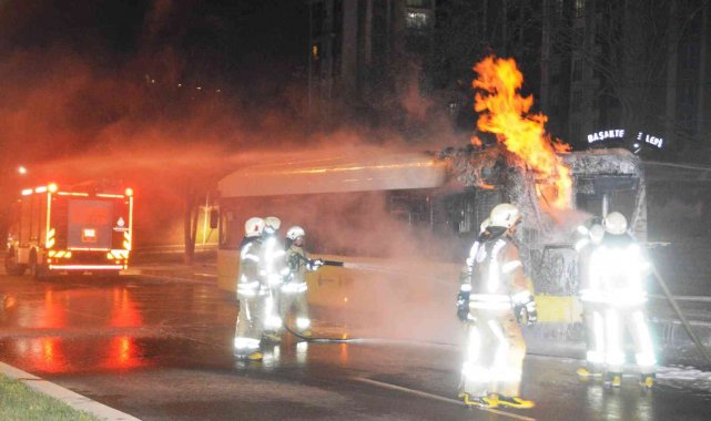 Başakşehir'de özel halk otobüsü alev topuna döndü
