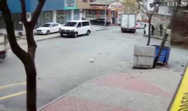 Başakşehir'de uçan çatı, direği devirdi, korku dolu anlar yaşattı