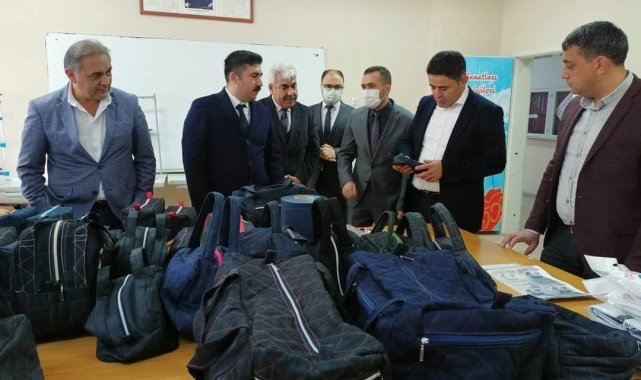 Başarılı öğrencilere tablet dağıttı