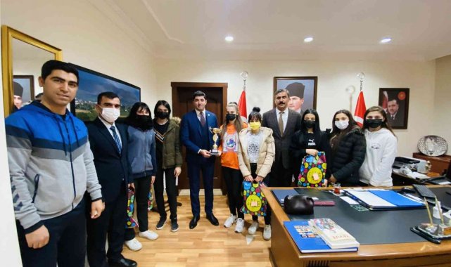 Başarılı voleybolculara hediye