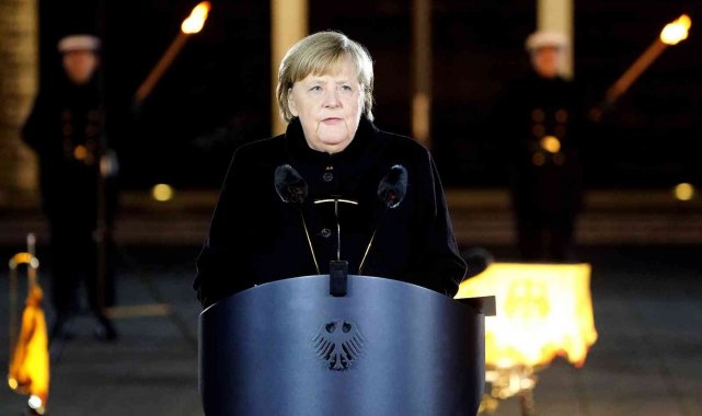 Başbakanlığı devredecek olan Merkel'e Alman ordusundan veda töreni