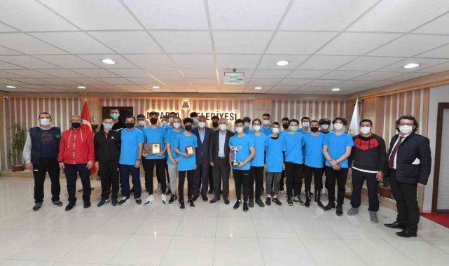 Başdeğirmen, 2'inci lige yükselen şampiyon hentbolcuları kutladı