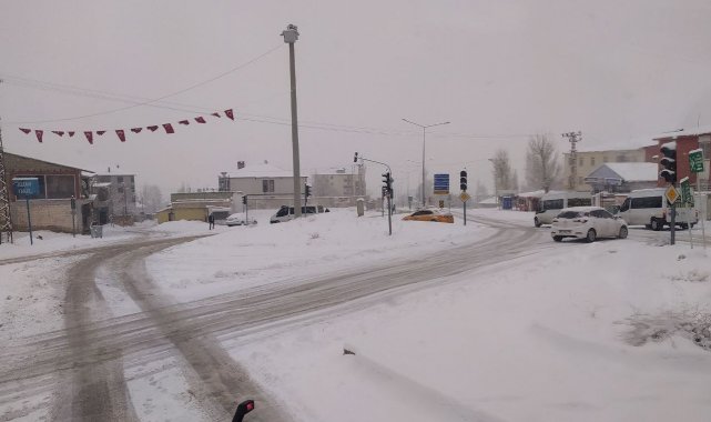 Başkale'de 43 yerleşim yerinin yolu ulaşıma kapandı