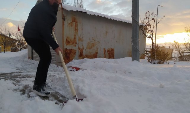 Başkale&#039;de 77 yerleşim yerinin yolu kapanandı okullar tatil edildi