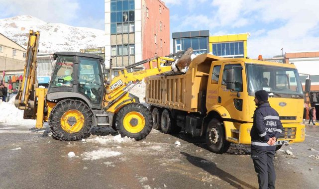 Başkale'de kamyonlarla kar taşınıyor